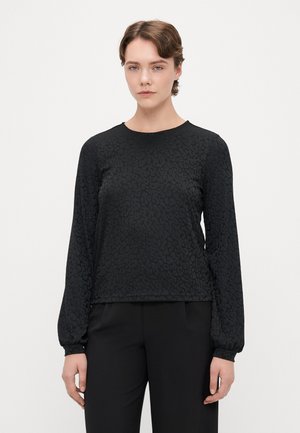 Crna majica dugih rukava s suptilnim uzorkom leopard, okruglim izrezom i oblikovanim manžetama. Tkanina ima glatku, blago teksturiranu završnu obradu.