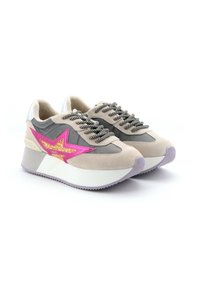 Suède en mesh sneakers in beige en grijs met een roze steraccent, zwart-wit gestreepte veters en een dikke witte zool.