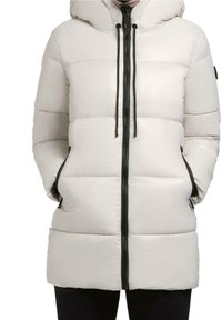 Chaqueta de plumas ligera y esponjosa de color gris claro, con capucha, cremallera negra y cordones; cuenta con bolsillos laterales y paneles cosidos en horizontal.