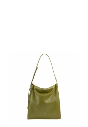 Bolso de cuero verde oliva para hombro con correa ajustable, parte superior suave doblada y pequeño logo metálico cerca del centro inferior.