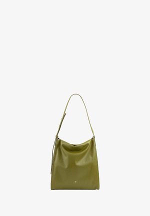 Sac à épaule en cuir vert olive avec bandoulière réglable, dessus souple plié et petit logo métallique près du centre bas.