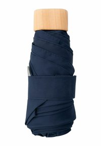 Marineblauwe paraplu met een houten handvat, gewikkeld in een bijpassende stoffen sluiting. Beschikt over een slank, compact ontwerp dat geschikt is voor draagbaarheid.