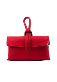 Rode leren handtas met een klep en een knoopdetail aan de handgreep. Bevat een kleine charm in de kleuren van de Italiaanse vlag. Gladde textuur.