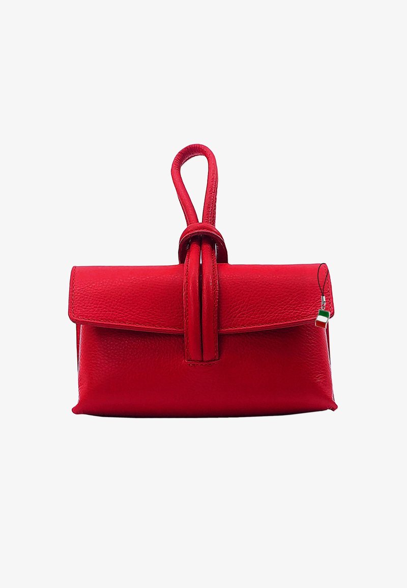 Rode leren handtas met een klep en een knoopdetail aan de handgreep. Bevat een kleine charm in de kleuren van de Italiaanse vlag. Gladde textuur.