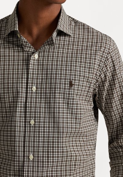 Chemise à carreaux brun et blanc, dotée d'un col classique, de boutons nacrés et d'un logo brodé sur la poitrine.
