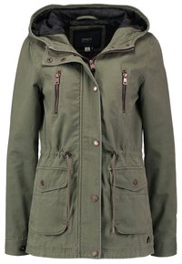 Olivgrön huverjacka med framdragkedja, tryckknappar, dragsko i midjan, två bröstfickor med dragkedja och två fickor med lock vid höfterna.