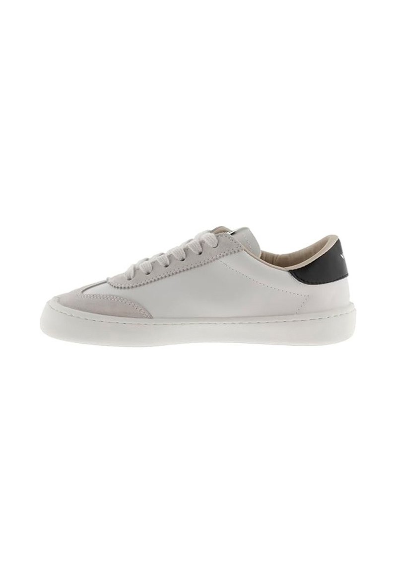 Sneaker bassa bianca con lacci frontali, dettagli in suede beige sulla punta e un'inserto nera sul tallone, mostrata in profilo destro.