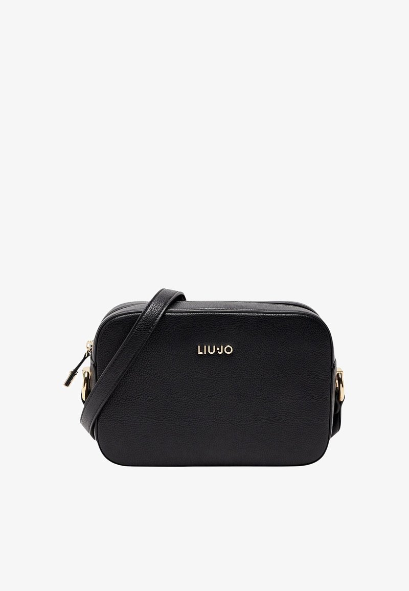 Bolso bandolera de cuero negro con forma rectangular, detalles en metal dorado y logotipo en relieve. Cuenta con cierre de cremallera y correa ajustable.