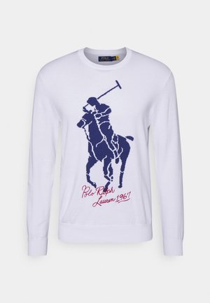 Suéter blanco de manga larga con un gráfico de un jugador de polo en azul y el texto "Polo Ralph Lauren 1967" en escritura roja en la parte inferior.