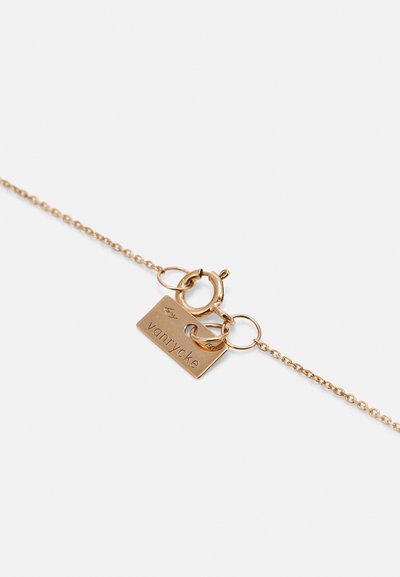 Goldfarbener Armreif mit einer zarten Kette, versehen mit einem rechteckigen Anhänger, der mit "vanrycke" graviert ist, und einem Karabinerverschluss. Einfaches und elegantes Design.
