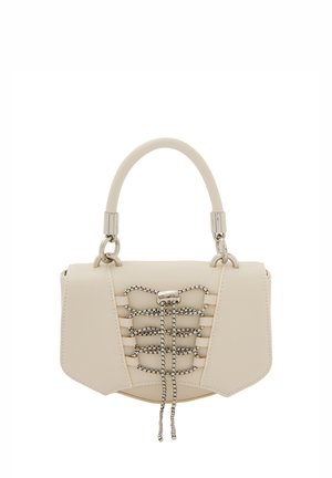 Beige håndtaske i tekstureret læder med en top håndtag. Har et dekorativt kæde-design og metalliske accenter, med en struktureret form og lukning.