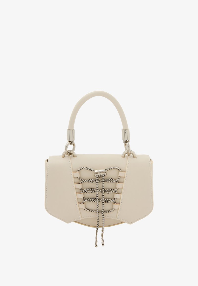 Beige handväska i texturerad läder med ett handtag upptill. Försedd med en dekorativ kedjedesign och metalliska detaljer, med en strukturerad form och stängning.