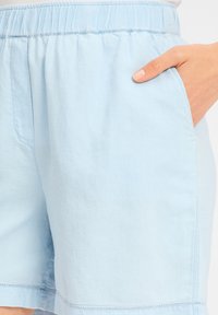 Lichtblauwe katoenen shorts met een zachte textuur, elastische tailleband en zijzakken. Kenmerkt zich door eenvoudige stiksels en een casual pasvorm.