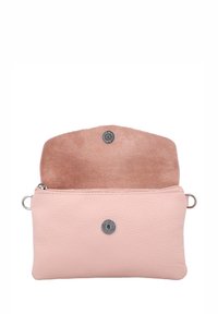 Bolsa de cuero rosa con exterior texturizado, cierre con cremallera y botón de presión. Interior con forro liso de color marrón claro.