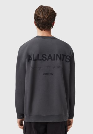 Felpa grigia scura con maniche lunghe, caratterizzata da un grande logo nero "ALLSAINTS" e un testo più piccolo sul retro. Vestibilità ampia e tessuto morbido.