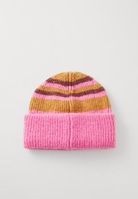 Bonnet en tricot multicolore avec des rayures brunes, roses et dorées, et un revers côtelé rose replié. Texture douce, forme ronde.