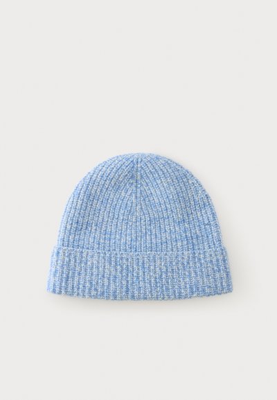 Bonnet tricoté bleu clair avec revers, présenté sur un fond gris clair uni.