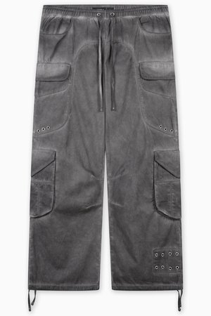 Pantalones cargo grises de ajuste relajado, con múltiples bolsillos, tela texturizada, cintura con cordón y ojales metálicos.