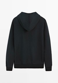 Zwarte hoodie met lange mouwen en een vaste capuchon, ribgebreide manchetten en tailleband, van achteren weergegeven op een witte achtergrond.