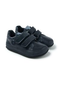 Zapatos de cuero negro con un acabado texturizado, que cuentan con dos correas de velcro para el cierre y un logo circular en el lateral. Suela de goma plana.