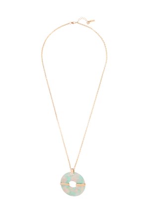 Gouden ketting halsketting met een ronde, gemarmerde groene hanger met een uitsnede aan de binnenkant, veiliggesteld met een gouden staafaccent.