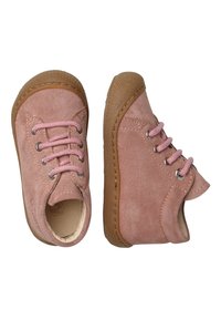 Zapatos de gamuza rosa para toddlers con suelas de goma marrón. Incluyen cordones rosas y ojales plateados, punteras redondeadas y un suave forro interior.
