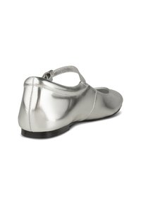Bailarinas metálicas plateadas con punta redonda, cinta al tobillo y suela negra. Textura suave con detalles de costura en los laterales.
