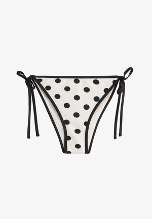 Fehér bikinialsó fekete pöttyökkel, fekete szegéllyel és állítható oldalsó kötőkkel, fehér háttéren.