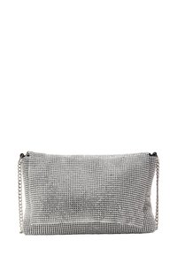 Ezüst színű clutch táska hálós mintával, apró fényes strasszkövekkel, téglalap alakú, és levehető lánccal.