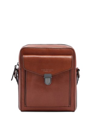 Borsa a tracolla in pelle marrone con tasca frontale a patta e chiusura color argento, forma rettangolare e attacchi regolabili della tracolla ai lati.