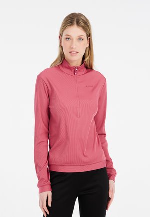 Svijetlo ružičasti zip-up pulover od teksturirane tkanine s visokom ovratnikom i dugim rukavima, s malim logotipom na prsima.