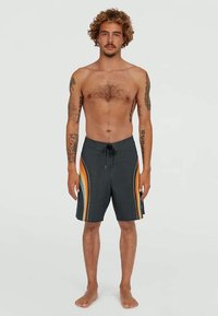 Juodi maudymosi šortai su spalvingomis šoninėmis juostelėmis oranžinės, geltonos ir mėlynos spalvų. Turi raištelį liemeniui ir patogų prigludimą.