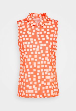 Polo sans manches orange avec motif de carrés blancs et patte de boutonnage à trois boutons, présenté sur un fond blanc uni.