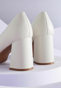 Next FOREVER COMFORT WITH MOTIONFLEX HARDWARE TRIM SQUARE TOE COURT - Klassieke pumps - bone