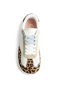 Zapatilla con estampado de leopardo, cuero blanco, detalles en ante beige, cordones azul claro y una plantilla rosa con un logotipo circular.
