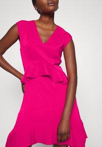 BCBGMAXAZRIA Robe de soirée - pink