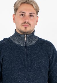 Felpa navy blue con zip, caratterizzata da un colletto testurizzato a costine. Presenta una chiusura a metà zip e un morbido tessuto a maglia con un sottile motivo melangiato.