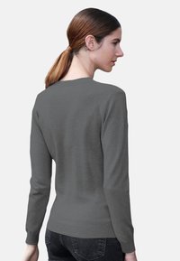 Pull léger gris avec un col rond, des manches longues et un ourlet côtelé. Texture lisse, design simple et silhouette ajustée.