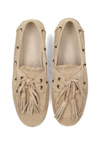 Beige suède mocassinschoenen met een ronde neus, decoratieve franjes, gevlochten kraag en goudkleurige veterogen. Geperforeerde binnenzool zichtbaar.