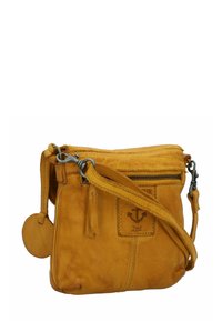 Borsa a tracolla gialla in pelle con superficie testurizzata, chiusura con zip e patch con logo ad ancora. Presenta una tracolla removibile e una forma arrotondata.