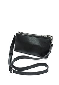 Borsa a pochette nera in pelle con superficie testurizzata, dotata di cerniera in argento e tracolla removibile. Forma rettangolare, design compatto.