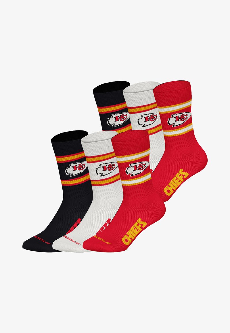 Set aus drei Crew-Socken in Schwarz, Weiß und Rot. Mit dem Logo der Kansas City Chiefs, roten und gelben Streifen sowie dem auffälligen Text "CHEFS".