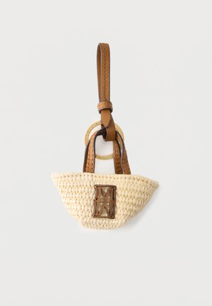 Petit porte-clés tissé beige pour sac avec poignées et sangle en cuir marron, comportant un patch logo en cuir rectangulaire et un anneau porte-clés doré.