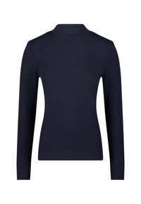 Námořnicky modré tričko s dlouhým rukávem a vysokým límcem. Vyrobené z hladké látky, s těsným střihem a bez viditelných vzorů či ozdob.