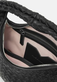 Borsa a mano nera in pelle con manico intrecciato, dotata di un vano principale con zip e tasca interna con zip, foderata in tessuto rosa chiaro.
