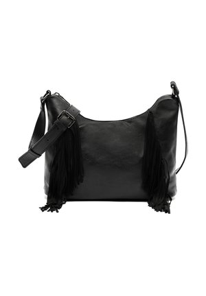Borsa a spalla in pelle nera con una texture liscia, tracolla regolabile e lunghi tasselli neri su ciascun lato. Chiusura superiore con zip.