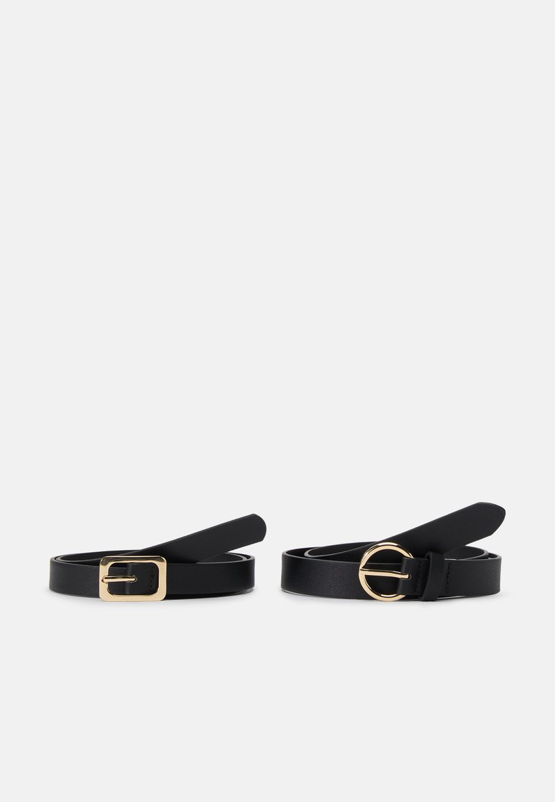 Dois cintos de couro preto, um com uma fivela retangular em metal dourado e o outro com uma fivela circular em metal dourado, ambos de textura suave.