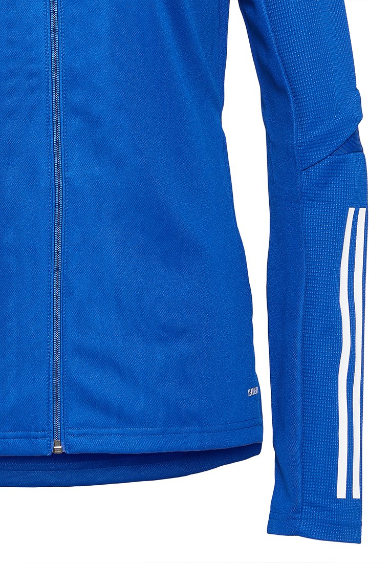 Blaues, mit Reißverschluss versehenes Sportjacke-Ärmel mit weißen drei Streifen und strukturiertem Stoffdetail am Unterarm.