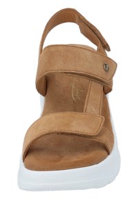 Beige Wildledersandale mit zwei breiten Riemen, Klettverschluss und einer weißen Gummisohle. Enthält ein dezentes Logo-Detail am Riemen.