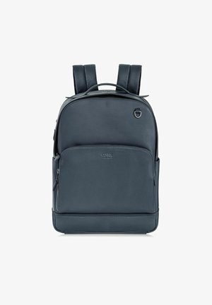 Skórzany plecak w ciemnoniebieskim kolorze z dwoma regulowanymi ramiączkami, przednią kieszenią na zamek błyskawiczny oraz subtelnym logo na dolnej części przodu.
